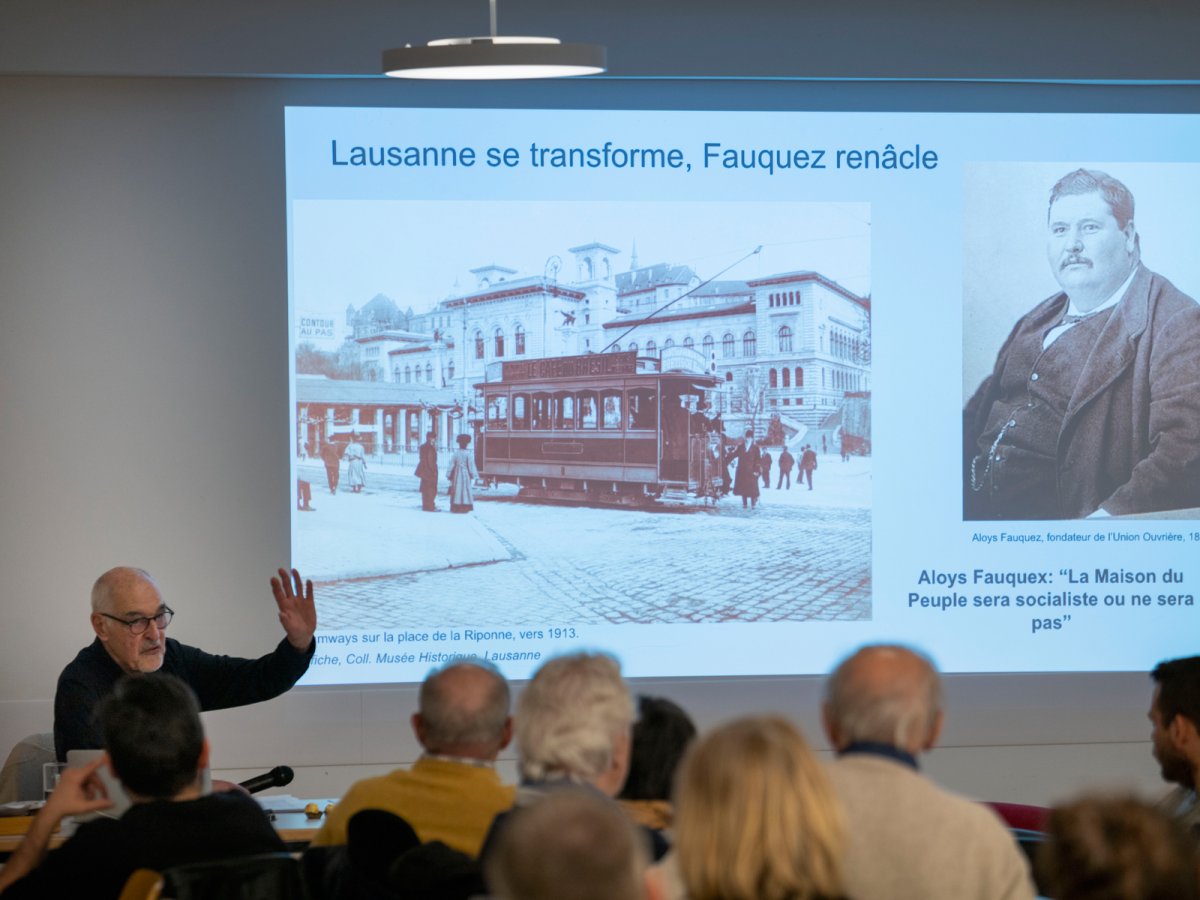 L’assemblée a bénéficié des connaissances pointues de l’historien Olivier Pavillon. A l’écran Aloys Fauquez, fondateur de l’Union ouvrière et du socialisme vaudois. © Olivier Vogelsang